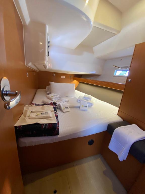 Image of Protein yacht #11