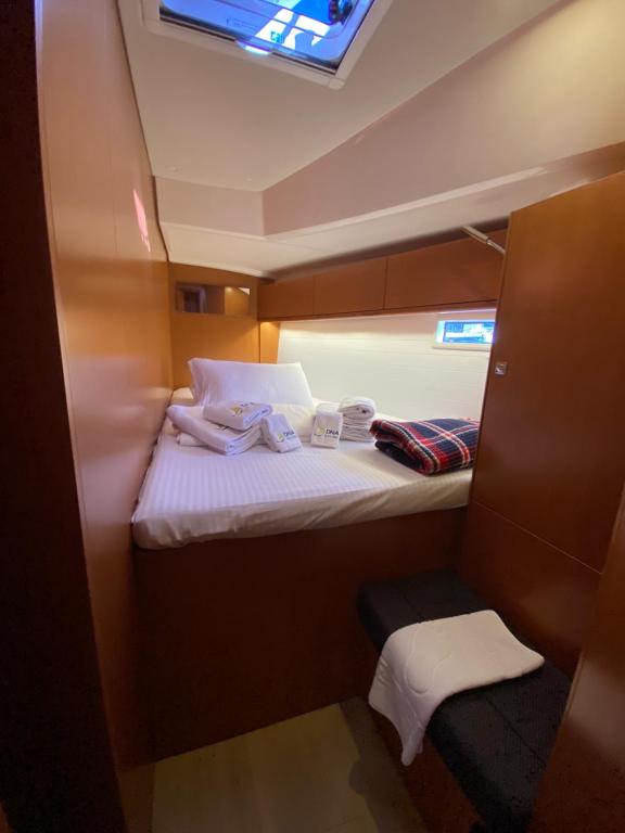 Image of Protein yacht #13