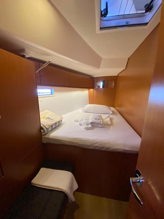 Image of Protein yacht #10