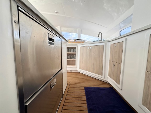 Image of Isle Phantom yacht #12