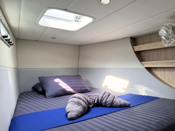 Image of Isle Phantom yacht #23