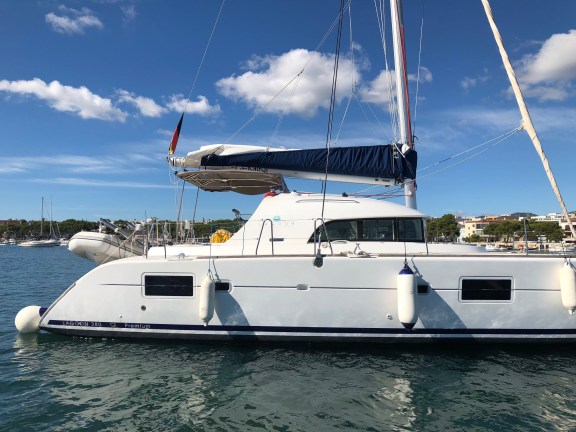 Image of blue elli yacht #3