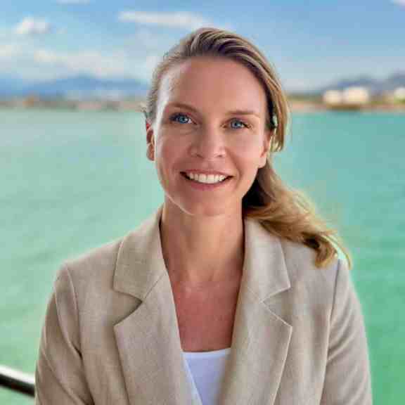 Stephanie Borszcz, yacht charter broker with AMWAX Prime