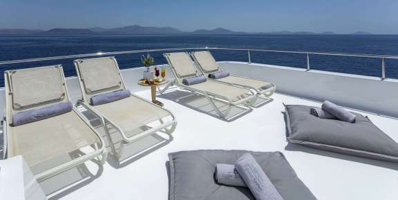 Flybridge Aft Sun Loungers
