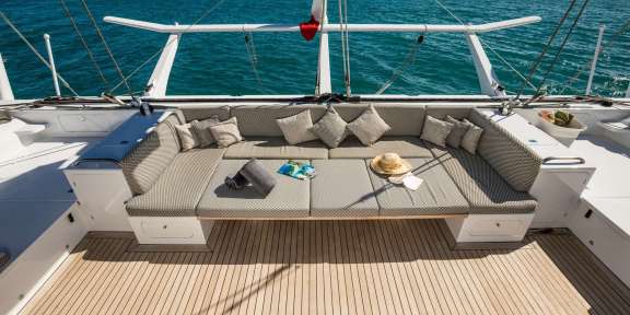 MAGIC CAT - Aft Deck