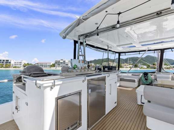 Flybridge entertainment and BBQ centre