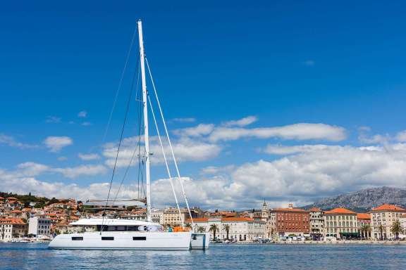 Image of OPAL (Lagoon 620) yacht #16