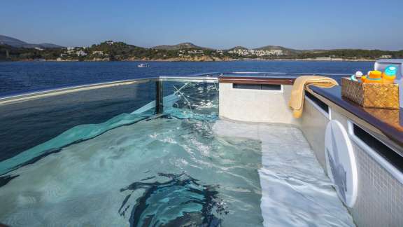 Sundeck Jacuzzi