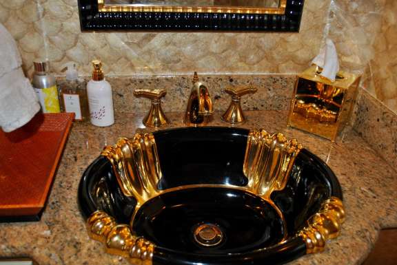 Additional interior photos of Lady Lex are featured on the Guest Comments page