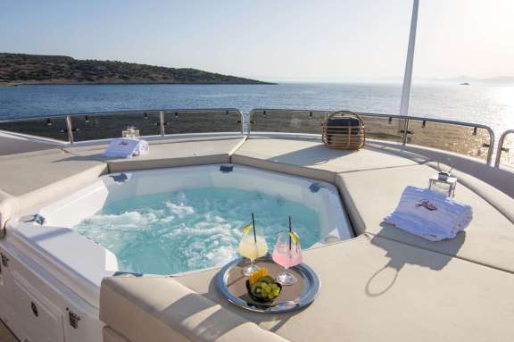 Sundeck Jacuzzi