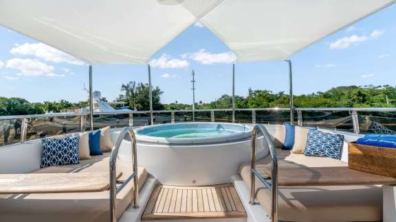 Hot Tub- Sundeck