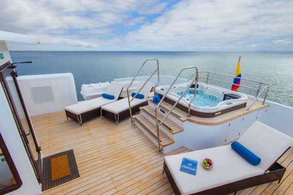SUNDECK JACUZZI