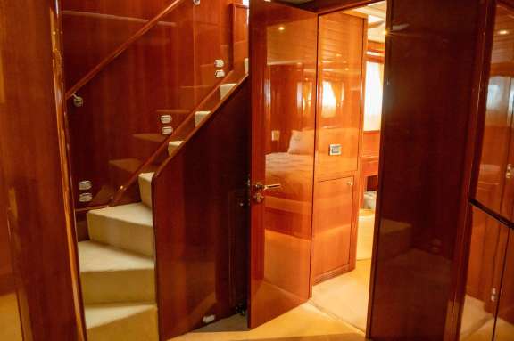 Image of FALCON ISLAND yacht #18