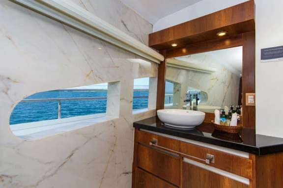 MASTER SUITE BATHROOM