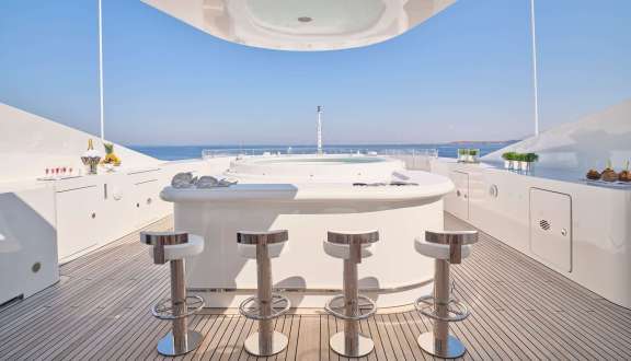 Sundeck Jacuzzi & Bar Area