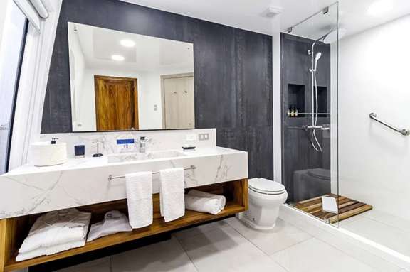 PREMIUM SUITE BATHROOM