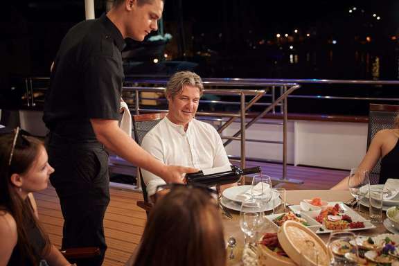 QUEEN ELEGANZA - Crew service