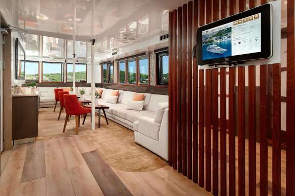 QUEEN ELEGANZA - Salon