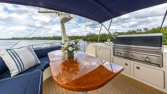 Salon Looking Forward / Lower Helm