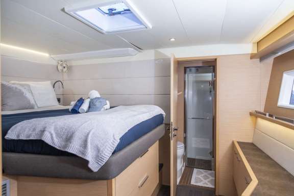 Guest Cabin queen forward