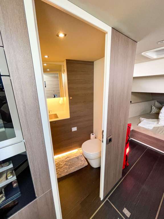 Image of 58 Vanquish yacht #9