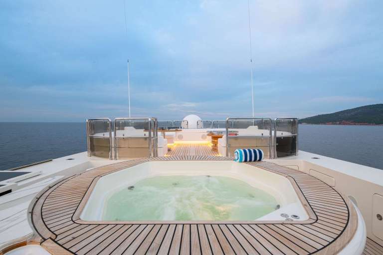Sundeck Jacuzzi