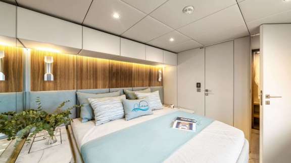 VIP Cabin | King-Size Ensuite, Smart TV, Temp Control, Walk-In Closet