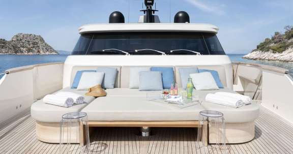 Foredeck Lounge Area