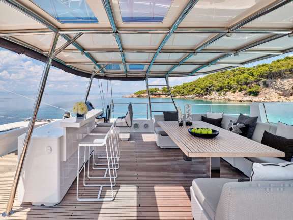 Fly bridge with bar area and planche barbecue