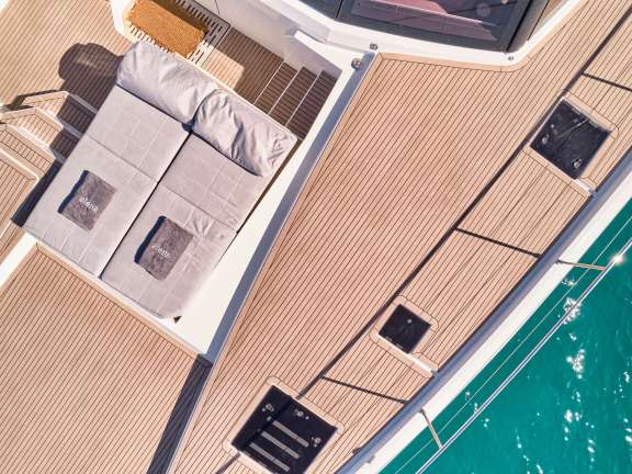 Foredeck with sunbeds
