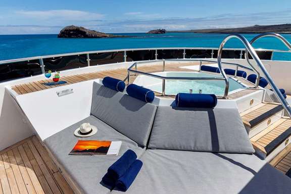 SUNDECK JACUZZI