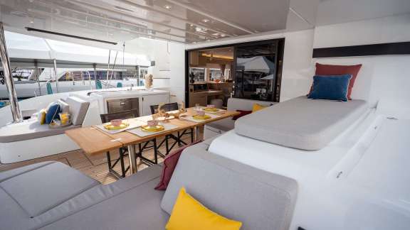 Al fresco cockpit dining (courtesy of Lagoon)