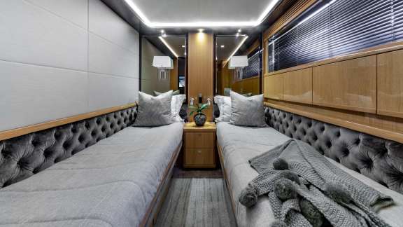 Image of NO CURFEW yacht #9