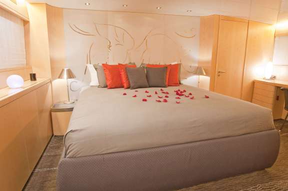 Coca VI - Full beam master stateroom