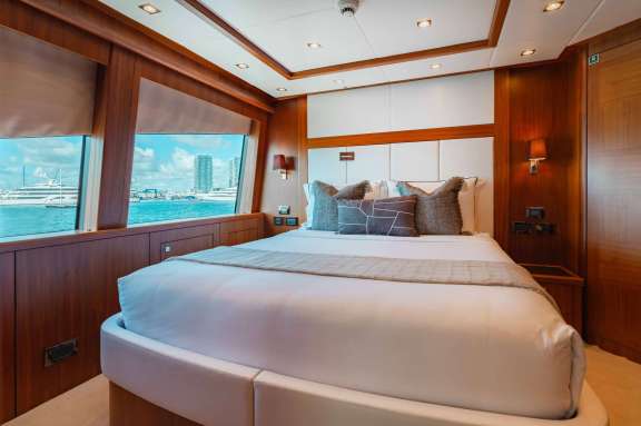 Queen Stateroom 4 (Upper Deck)