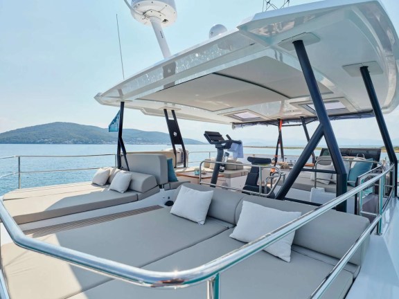 Sunbeds on flybridge