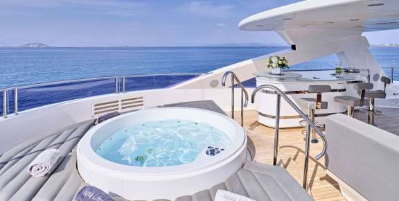 Sundeck Jacuzzi