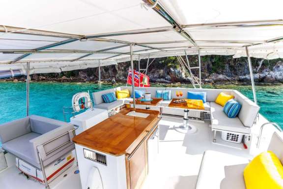 Fully covered Flybridge w/ settee & bar