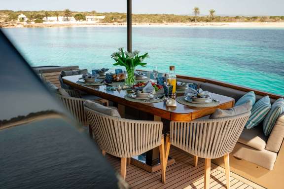 Image of Ammonite yacht #3