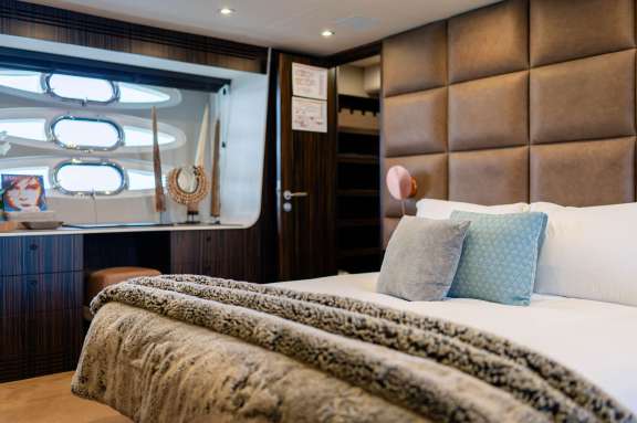 Image of Ammonite yacht #6