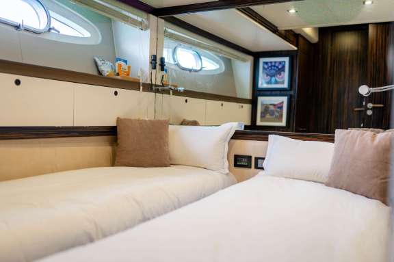 Image of Ammonite yacht #9