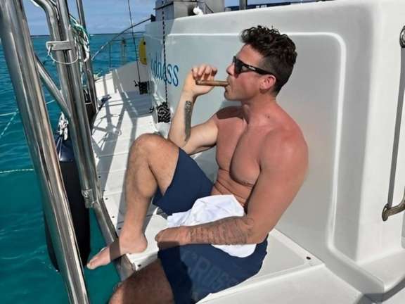 Cigar break on transom