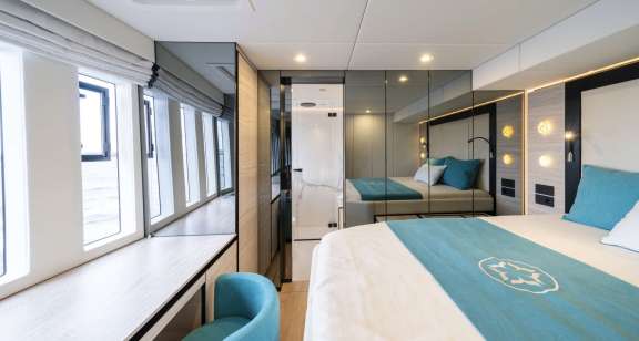 Turquoise double cabin