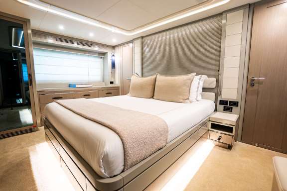 Queen Primary Stateroom (Full Beam)