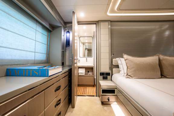 Queen Primary Stateroom (Full Beam)