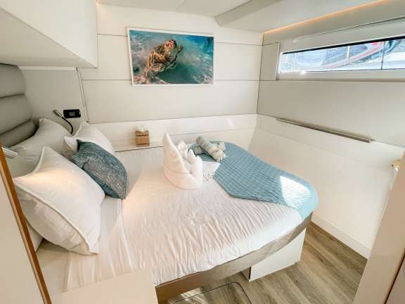 5 equal queen cabins