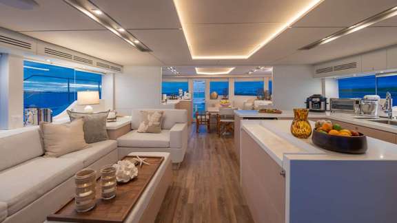 Spacious flybridge area