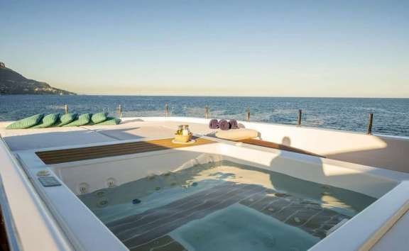 Sundeck Jacuzzi