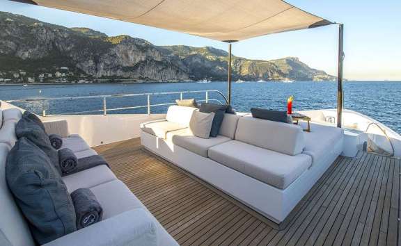 Foredeck Lounge Area