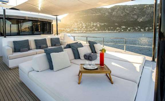 Foredeck Lounge Area